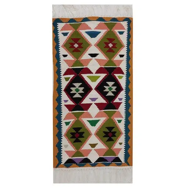 پادری جلوی درب اتاق ها