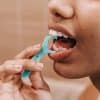 راهنمای کامل استفاده از نخ دندان برای بهداشت دهان