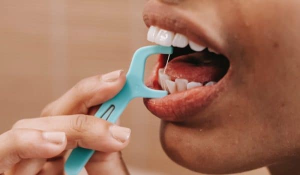 راهنمای کامل استفاده از نخ دندان برای بهداشت دهان